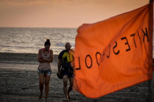 aliendo de el agua - clases de kitesurf Cartagena - C olombia